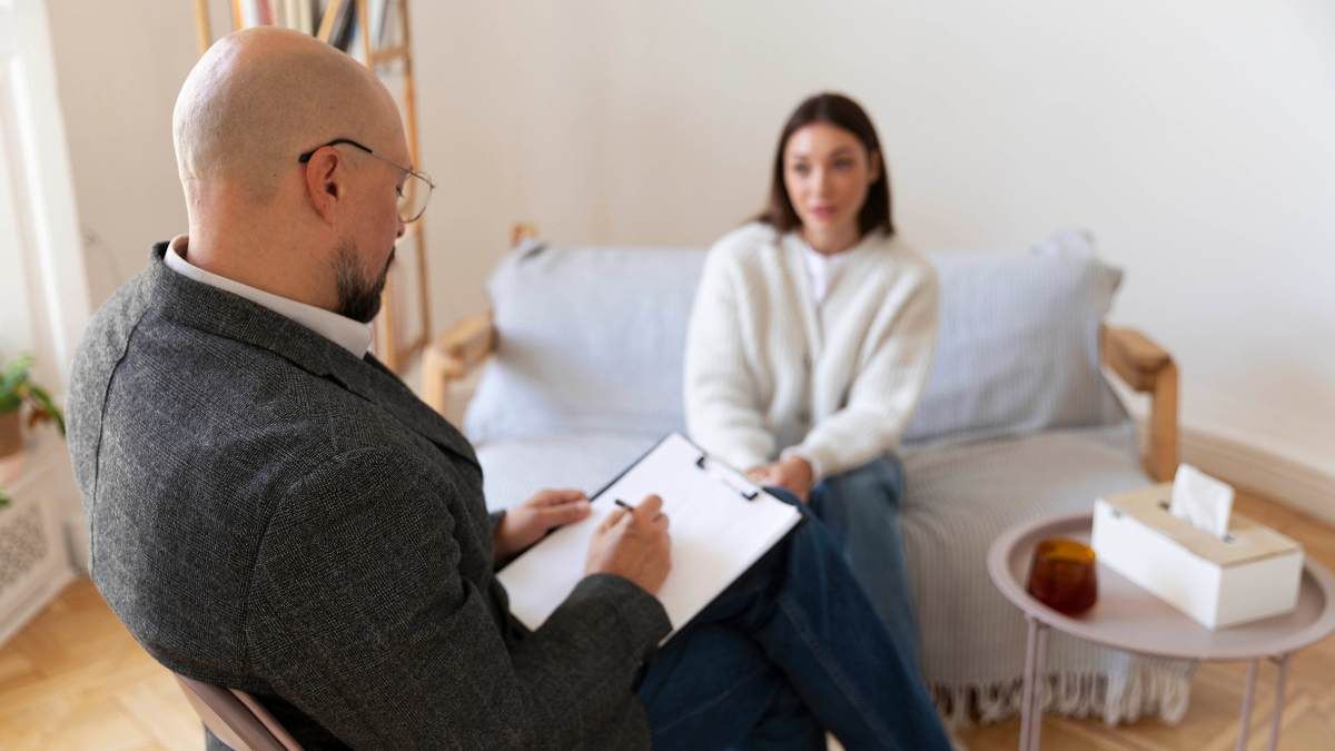 A woman undergoing cognitive behavioral therapy in our intensive outpatient program (IOP) in Atlanta at Empowered Recovery Center. 