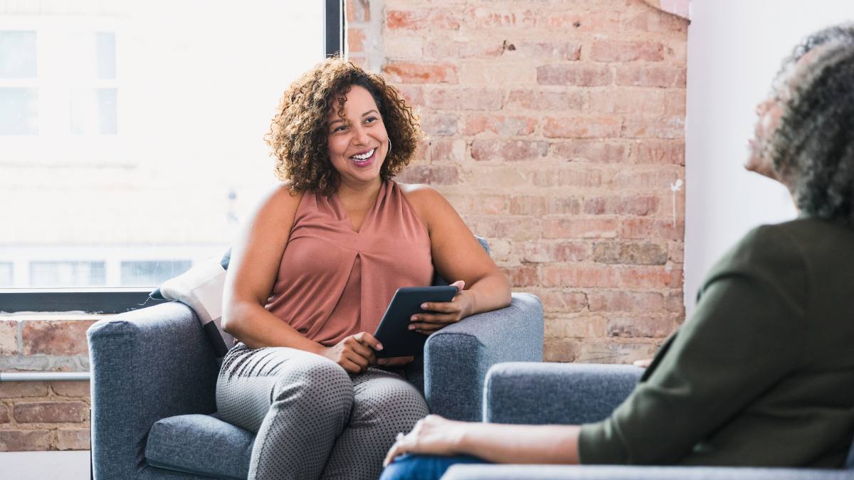 A therapist talking to a client during rehab in Marietta, GA.
